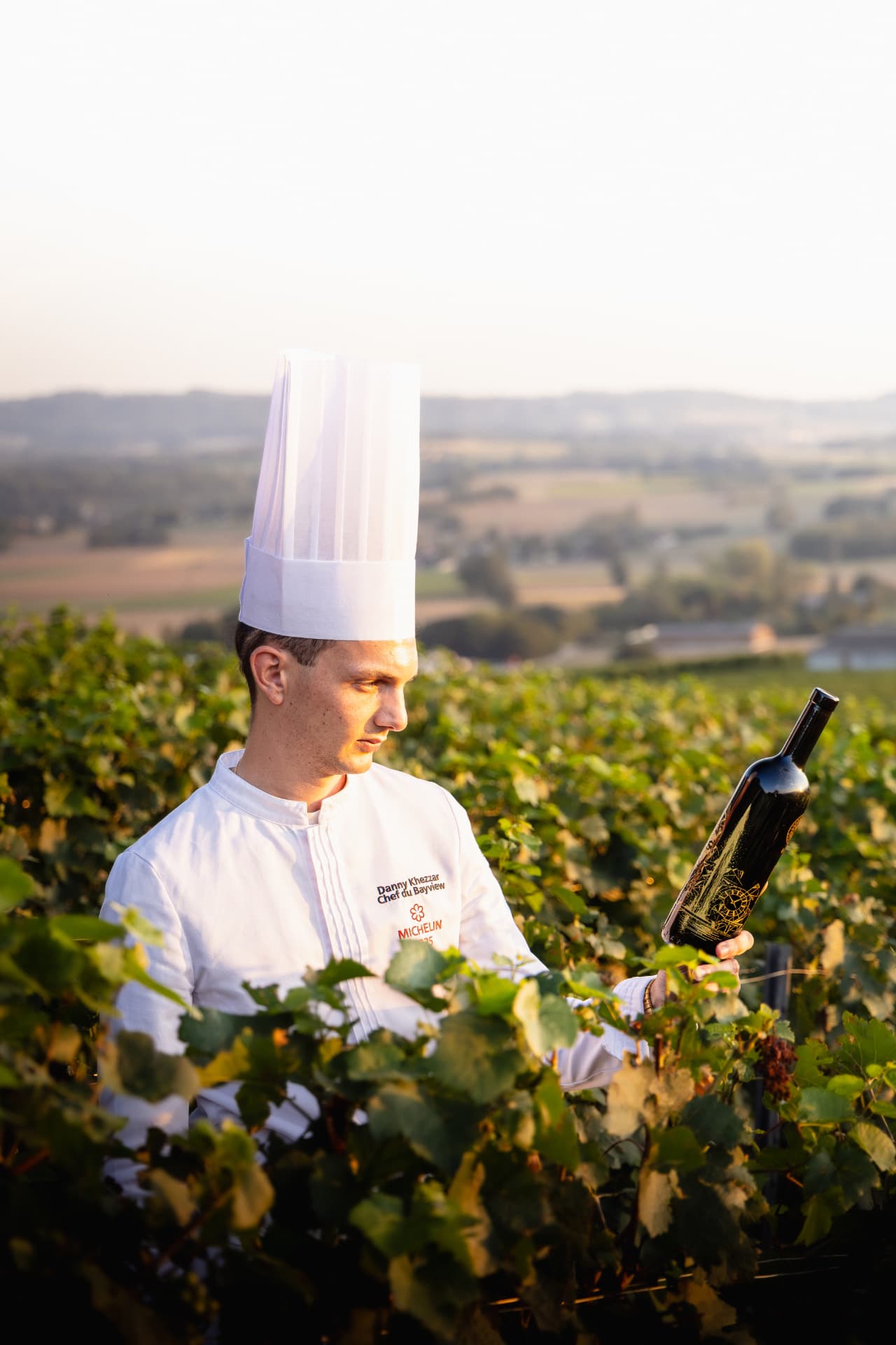 Danny Khezzar dans les vignes avec la bouteille gravée